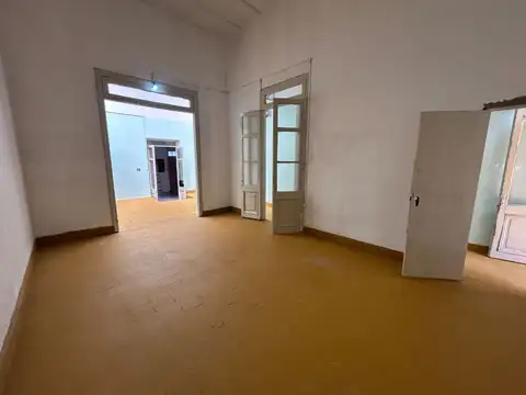 Casa 8 ambientes con 2 baños