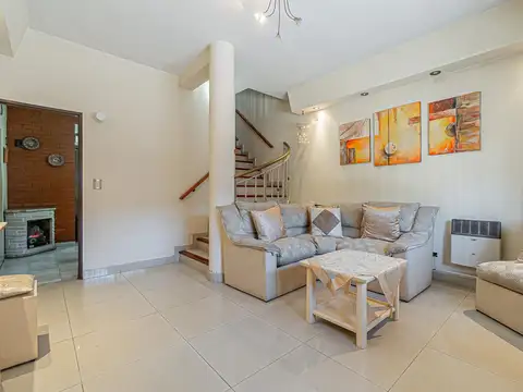 Casa de 7 ambientes con pileta, quincho y excelente distribución en lomas del mirador.