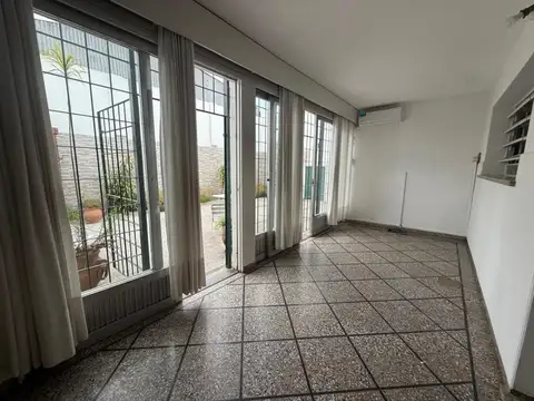 Casa 5 ambientes con 1 baño