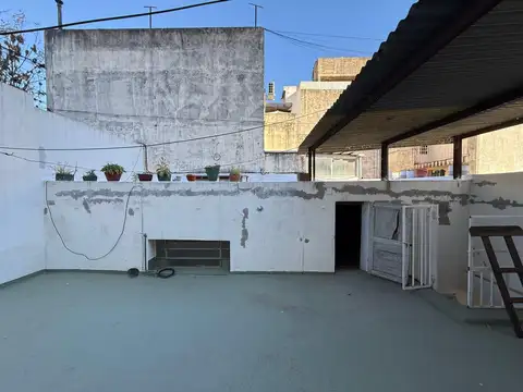 Casa de dos dormitorios con cochera y patio