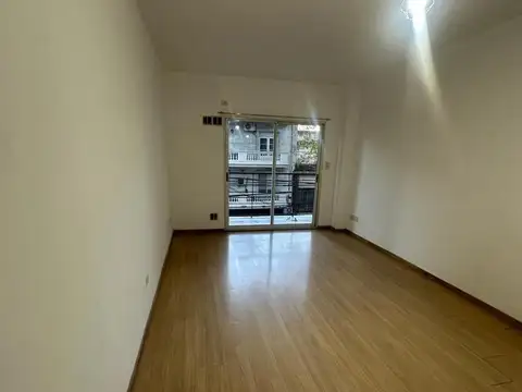 Yerbal 2600 Departamento 2 Ambientes Con Balcón Al Frente, Piso Alto, Flores
