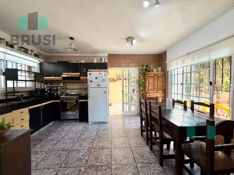 Casa en Venta con 2 cocheras