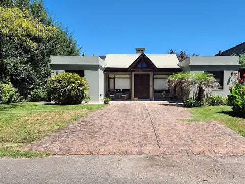 Casa en venta de 5 ambientes con pileta en barrio cerrado El Lucero.