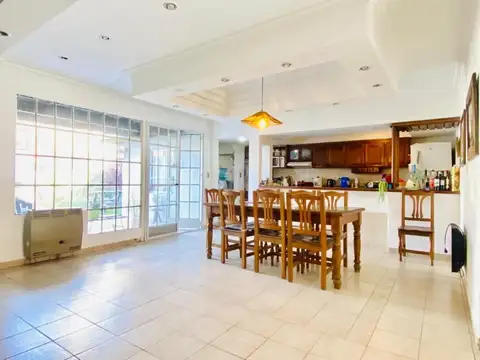 Casa 5 ambientes con 2 baños