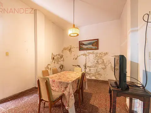Venta Casa 5 ambientes jardín y cochera en Caseros