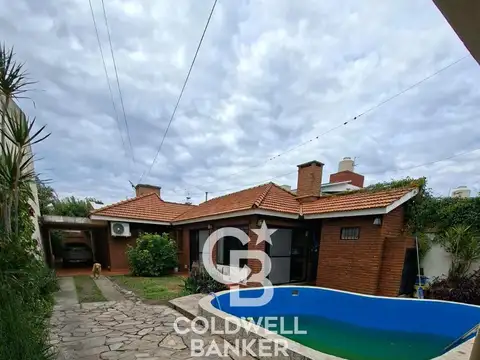Casa con pileta y 2 cocheras