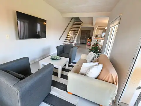 Casa 8 ambientes con 2 baños