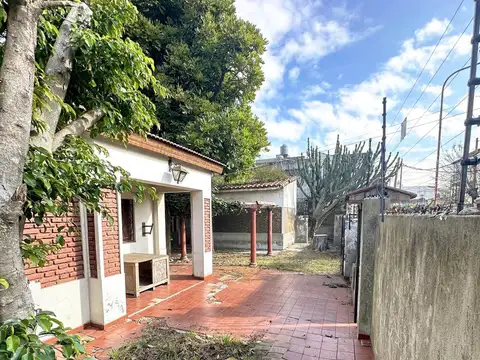 Casa 8 ambientes con 2 baños