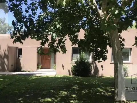 Casa en Alquiler con 3 cocheras
