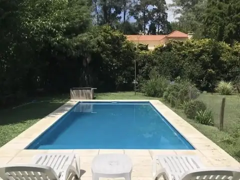 Casa en Alquiler con 3 cocheras