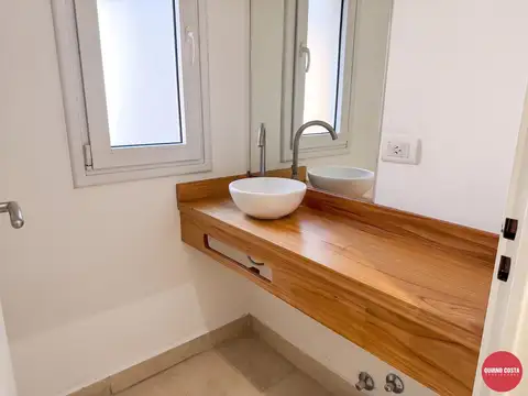 Casa en Alquiler con 3 cocheras