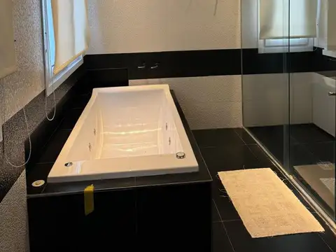 Casa 5 ambientes con 4 baños