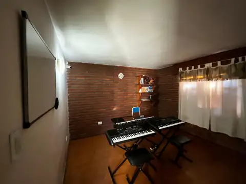 Casa 6 ambientes con 2 baños