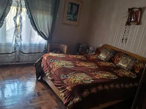 Casa 8 ambientes con 2 baños