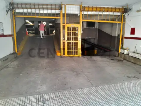 VENTA 2 (DOS) COCHERAS DOBLES CUBIERTAS - ESPACIO PARA 4 (CUATRO) EN EXCELENTE UBICACION