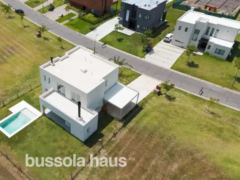 Casa en Alquiler con 2 cocheras