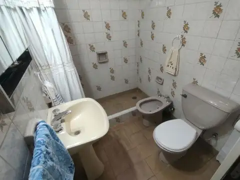 Casa 6 ambientes con 2 baños