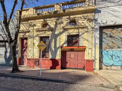 Casa en Barracas, lote propio con cochera, terraza y espacio independiente