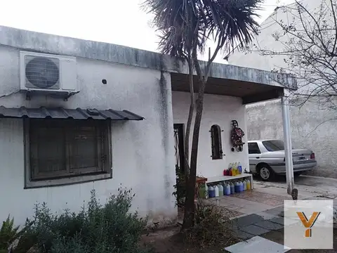 Casa en venta - 2 Dormitorios 1 Baño 2 Cocheras - 500Mts2 - Morón