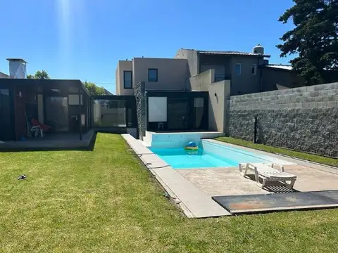 Casa en venta - 3 Dormitorios 2 Baños - Cocheras - 450Mts2 - Caisamar, Mar del Plata