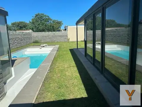Casa en Venta con 2 cocheras