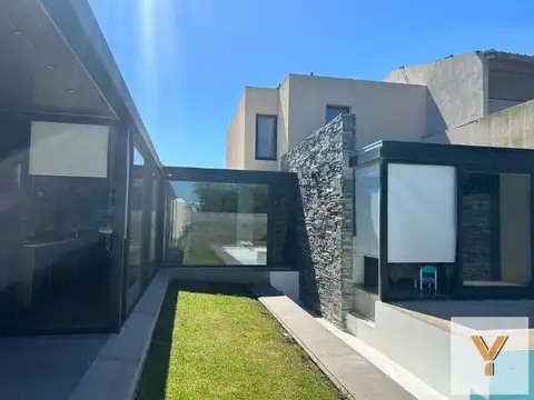 Remolcador Guaraní e/ Cataluña y Avenida Constitución