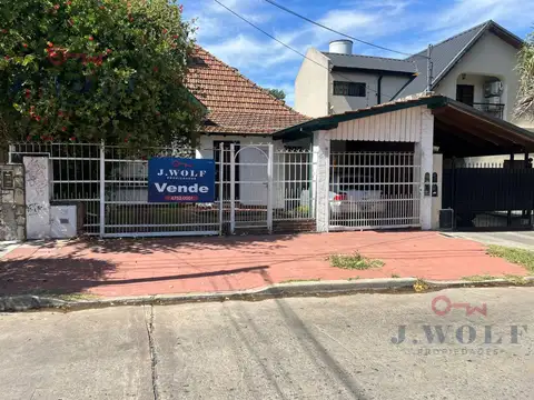 Chalet en 2 Plantas con doble cochera.