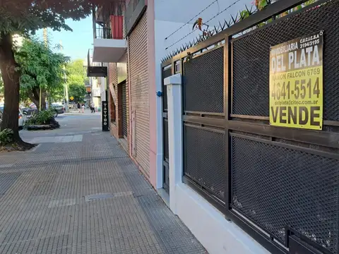 TIPO CASA PLANTA BAJA  AL FRENTE SOBRE RAMON  FALCON