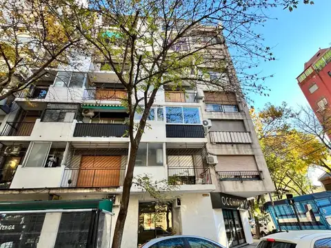 Departamento de 2 ambientes al frente con 2 balcones.