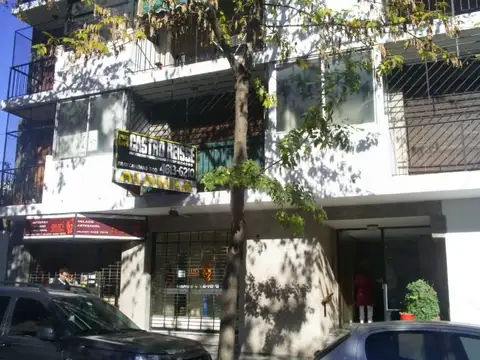 Departamento de 2 ambientes al frente con 2 balcones.