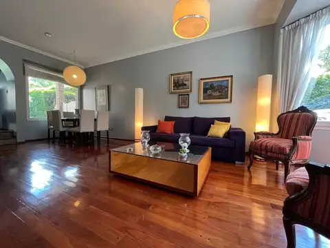 Casa 6 ambientes con 4 baños