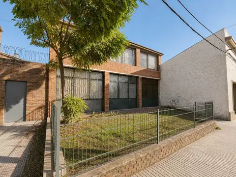 Casa centrica 3 dormitorios con garaje y patio