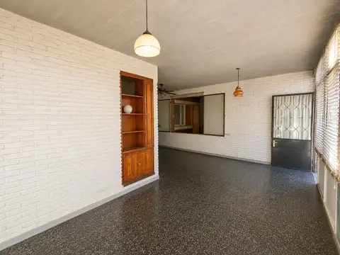 Casa 5 ambientes con 2 baños