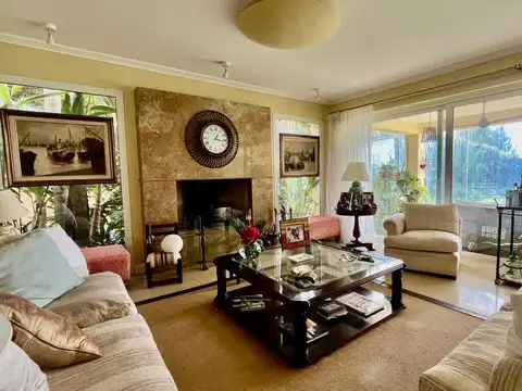 Casa en Venta con 6 cocheras