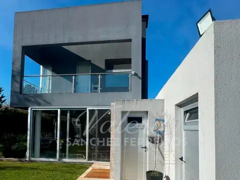 Casa en Venta con 2 cocheras