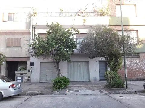 TIPO CASA DE 3 AMBIENTES // CON TERRAZA PROPIA // A 3 CUADRAS DE AV.SÁENZ // NO PAGA EXPENSAS//ESCUCHO OFERTA URGENTE//
