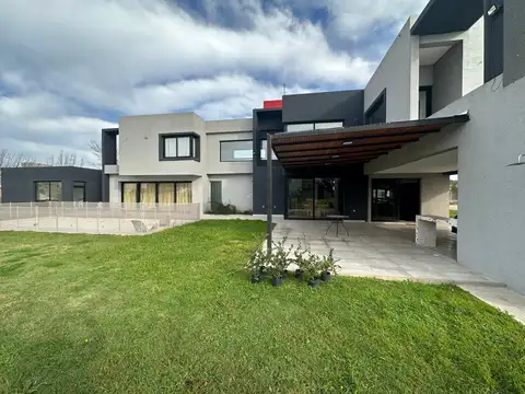 Casa 5 ambientes con 4 baños