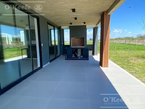 Casa en Alquiler con 6 cocheras