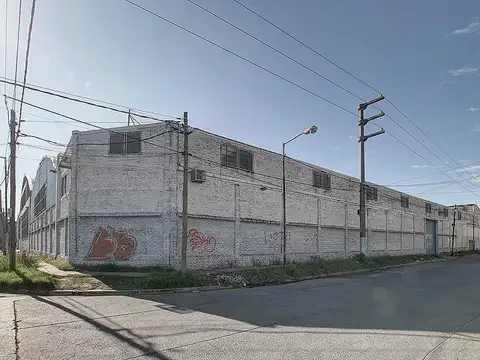 Planta industrial de primera categoría, sobre manzana completa, en zona estratégica.
