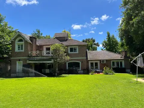  Muy buena casa ubicada en cul de sac, sobre lote central, cerca de Club House y accesos al colegio 