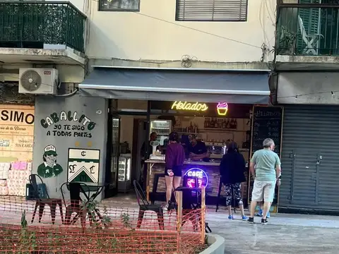 LOCAL PLAZOLETA AL FRENTE CON RENTA 10%