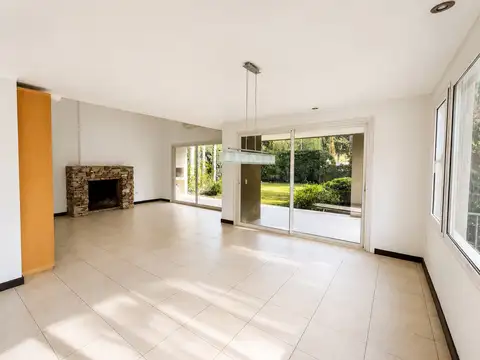 Casa en Alquiler con 1 cochera
