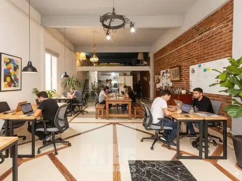 Diseño y Funcionalidad en un Solo Lugar: Loft con Cochera Adaptable a Oficina Moderna