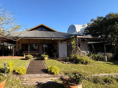 Casa en una sola planta a la laguna en venta, B. Los Ombúes