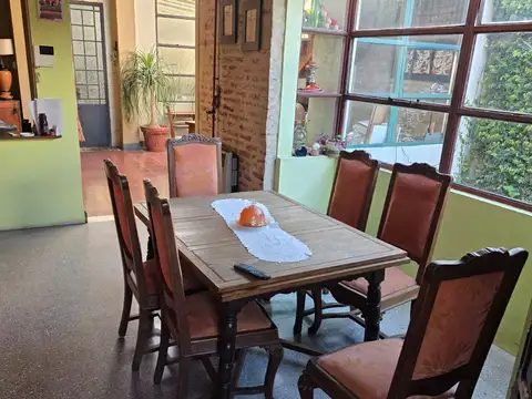 CASA  5 AMBIENTES COCHERA PARA 2 AUTOS - FONDO -  PILETA - QUINCHO - LAVADERO - LOTE 8,66x43 - EXCELENTE UBICACION