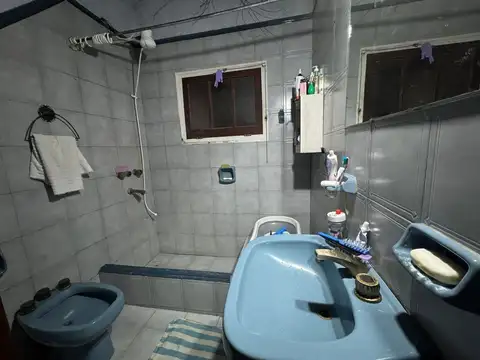 Casa 6 ambientes con 2 baños
