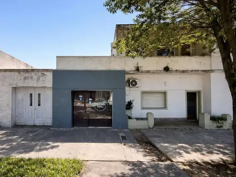 En Venta Casa de Dos Plantas con Local Comercial