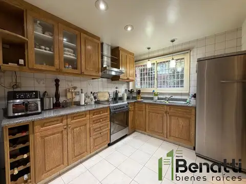 CASA 4 AMBIENTES CON JARDIN Y GARAJE EN VENTA.