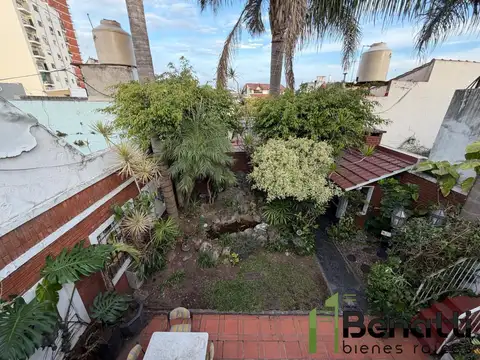 CASA 4 AMBIENTES CON JARDIN Y GARAJE EN VENTA.