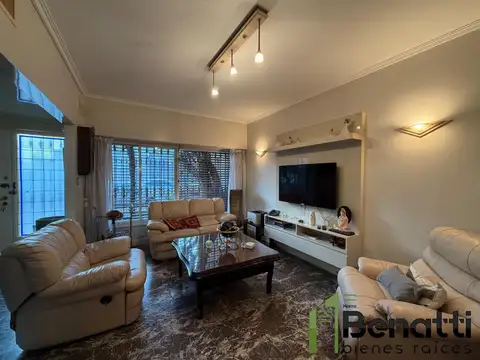 CASA 4 AMBIENTES CON JARDIN Y GARAJE EN VENTA.
